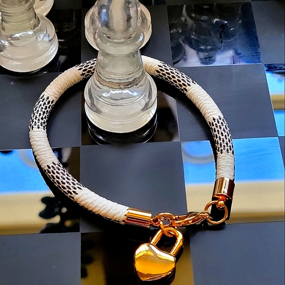 $13 OBO Luxury Inspired Gorgeous Gold Tone Checkered Heart Lock Cord Bracelet - Picture 3 of 3